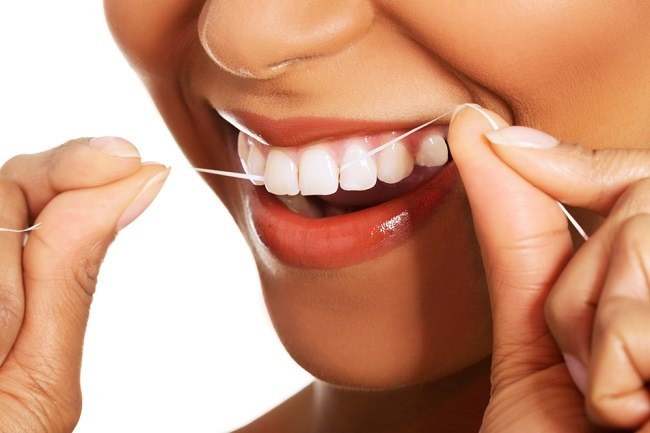 cara dan manfaat membersihkan gigi dengan benang gigi - Cara Membersihkan Gigi dengan Benang Gigi